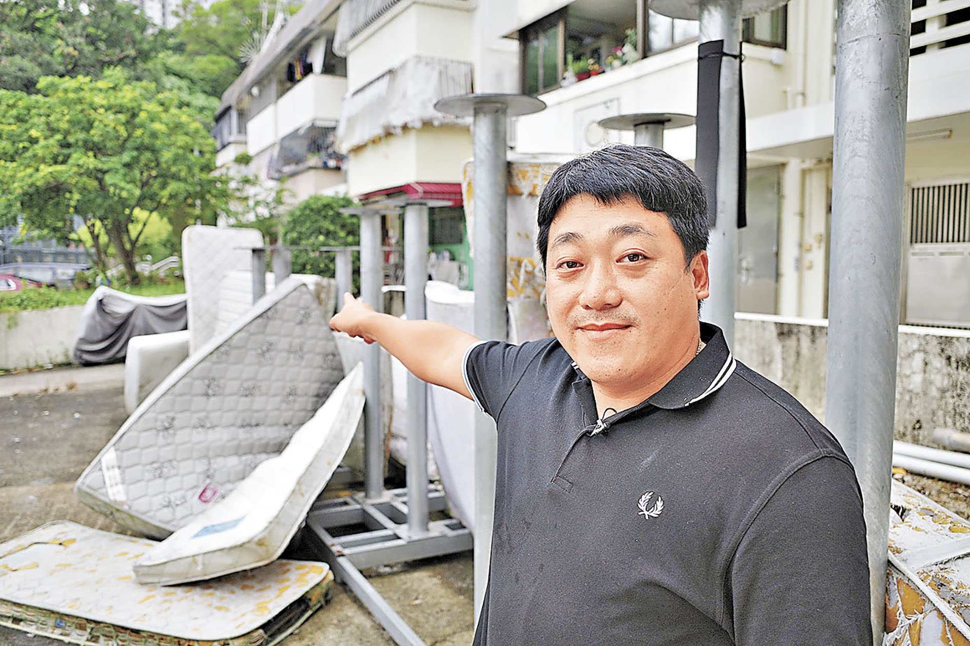 ■鄧肇倫介紹村屋前搭建的訓練場地。