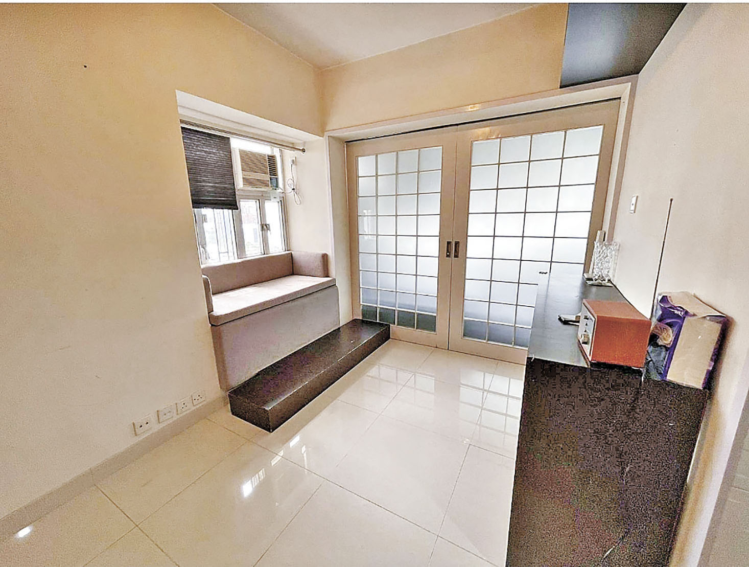 ■單位大廳，趟門後為睡房。