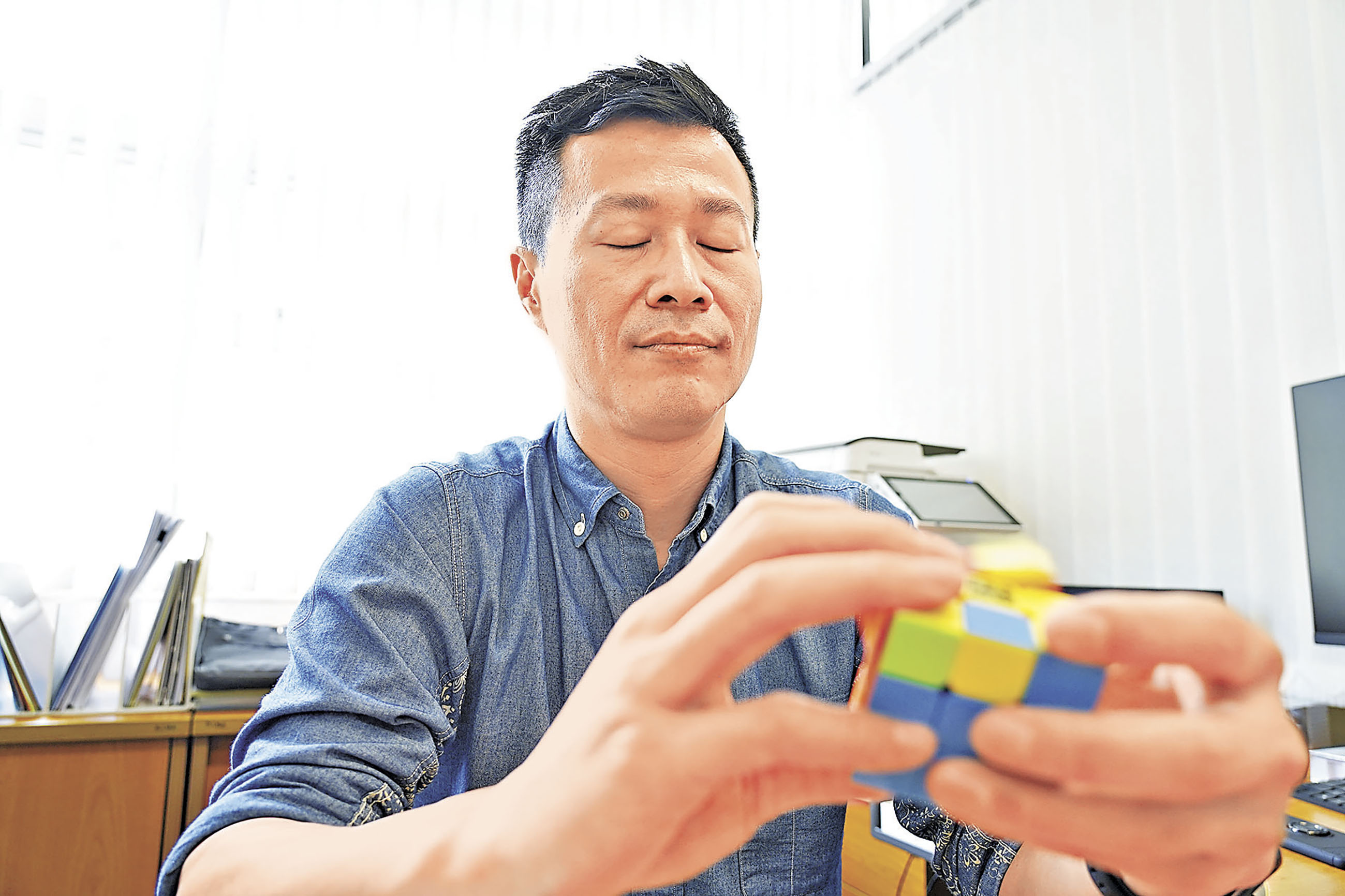 ■Pius不止自己學會「盲扭」，還進一步教盲人玩扭計骰，齊齊挑戰世界紀錄。