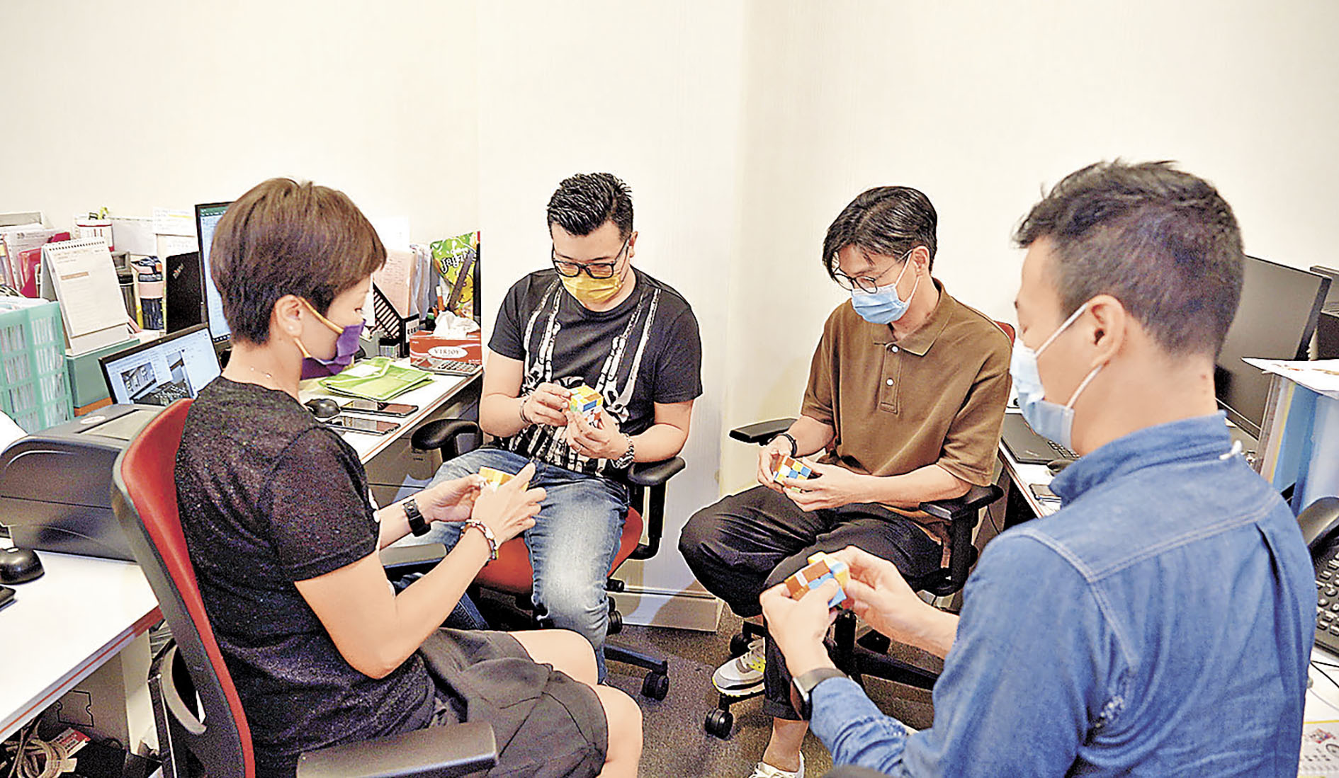 ■Pius鼓勵公司下屬之間彼此教授扭計骰，員工玩扭計骰有板有眼。