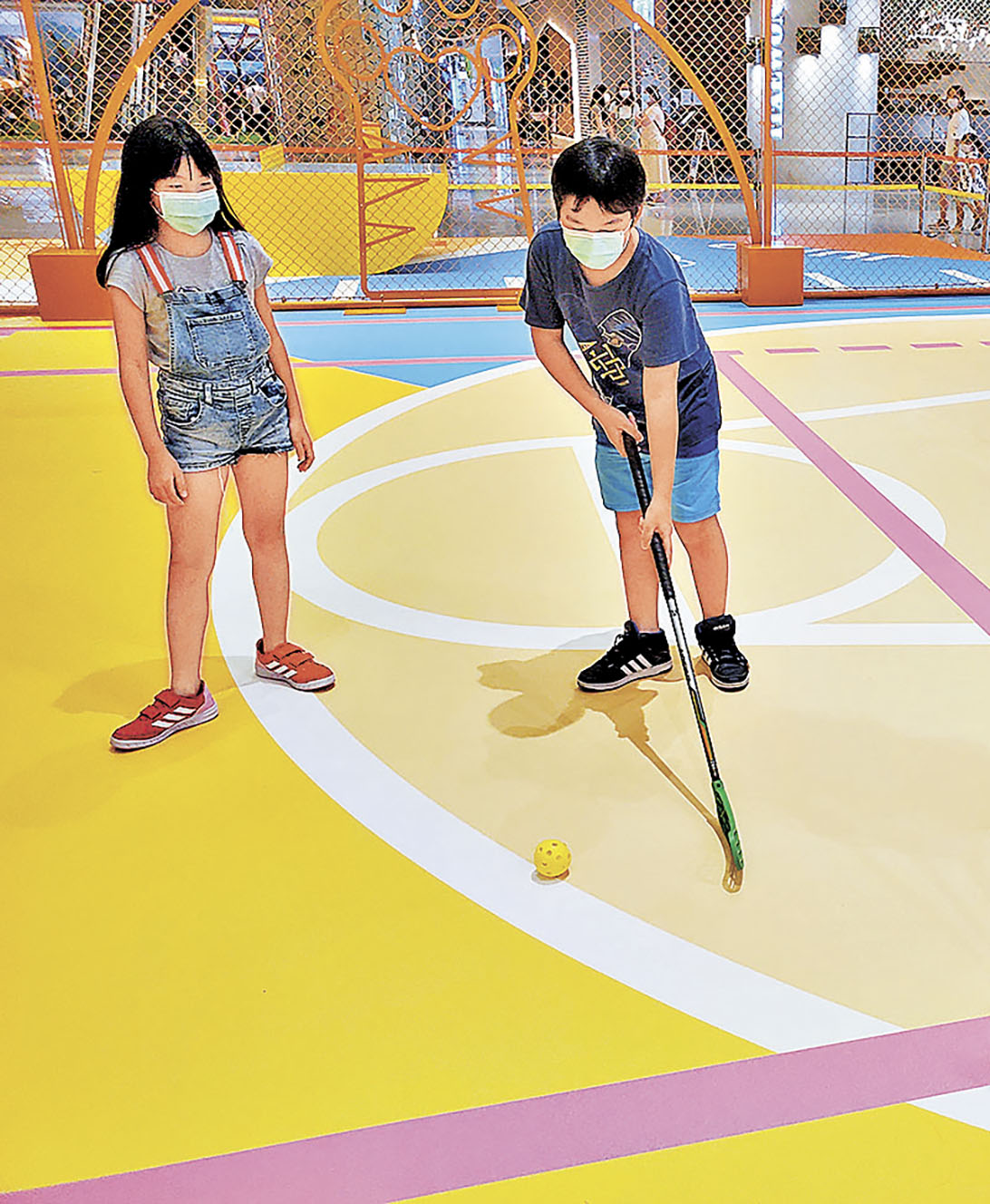 ■旱地冰球講求體力與技巧。