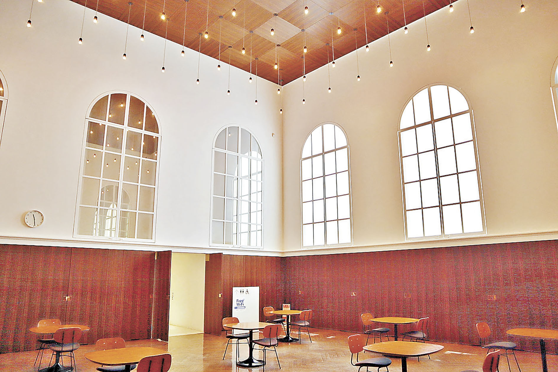 ■藝術館內的圓拱形大窗，充滿藝術氣息之餘，亦兼顧日照採光。