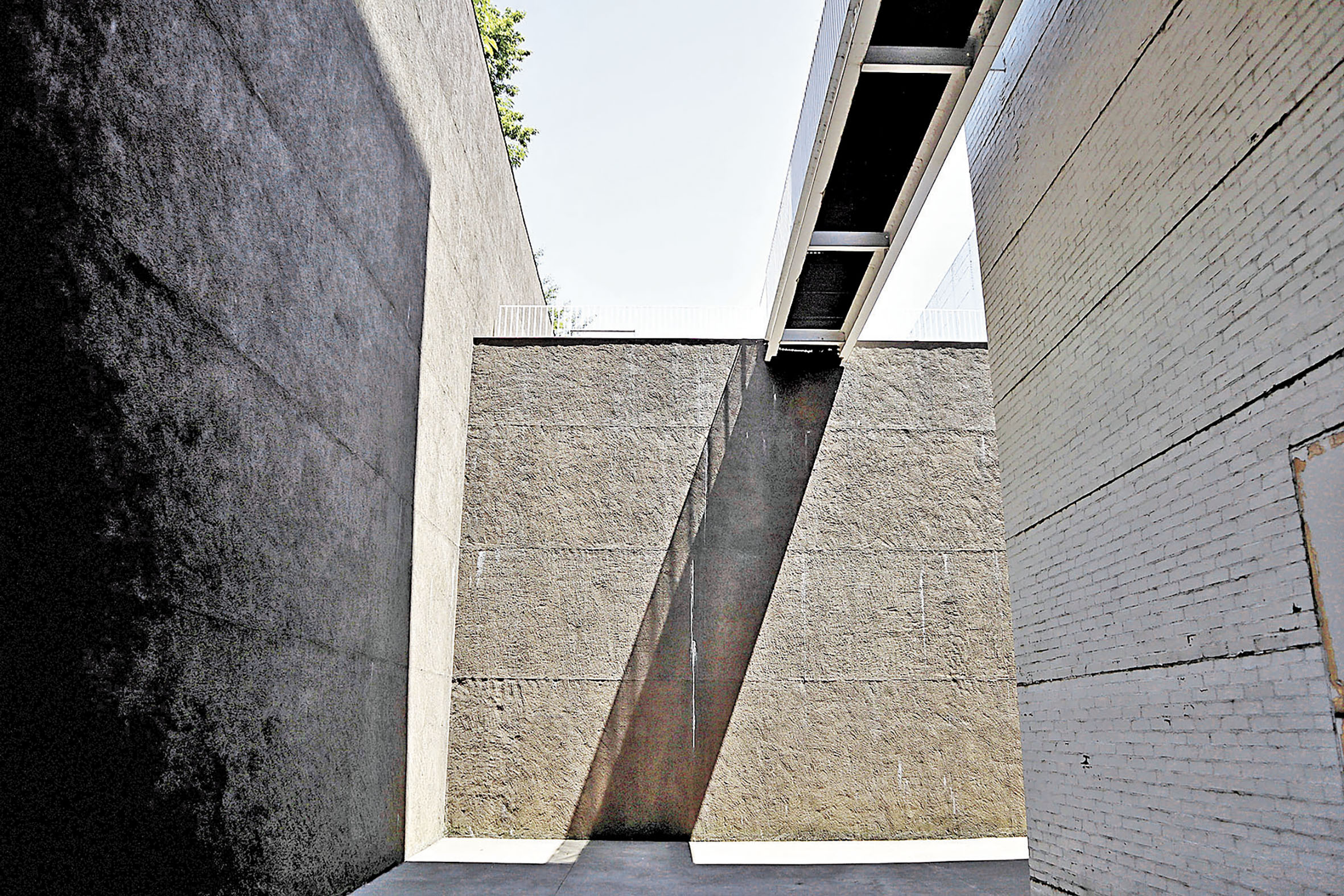 ■藝術館的一個角落呈現光暗對比，煞有藝術氣息。