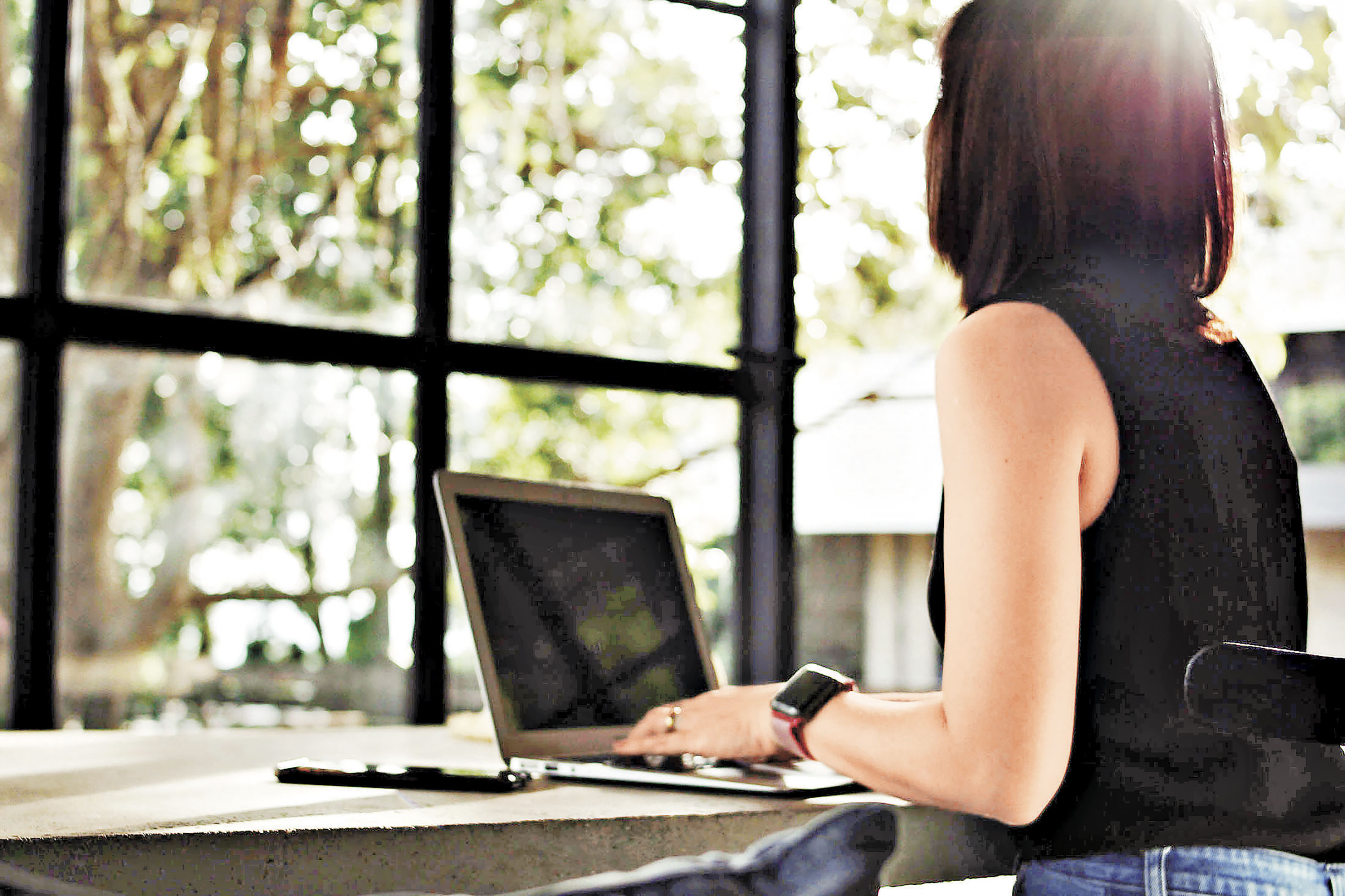 ■雙手應放在舒適的位置。