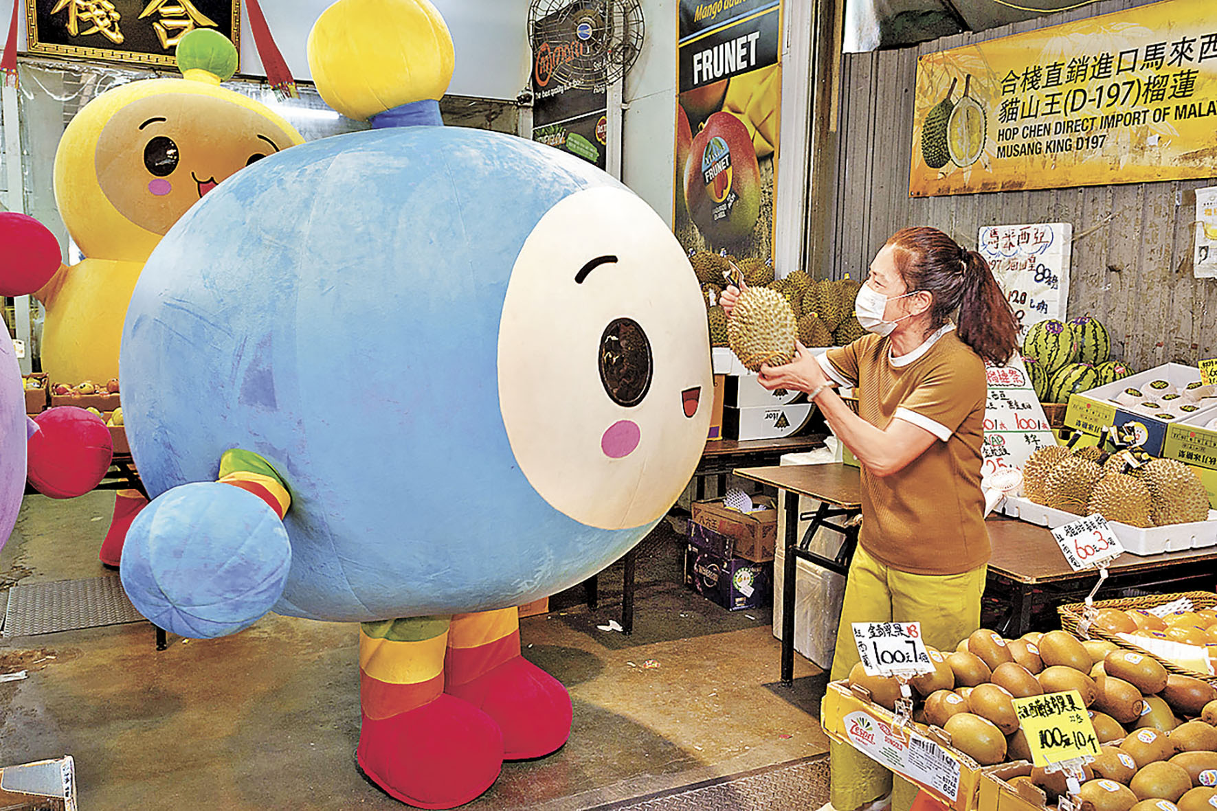 ■可愛角色深入油麻地果欄，搜羅時令水果。