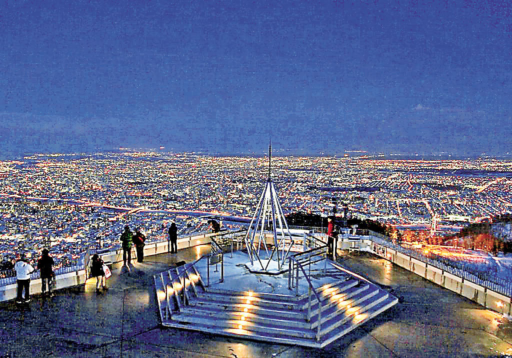 ■日本三大新夜景之一的藻岩山山頂觀景台。