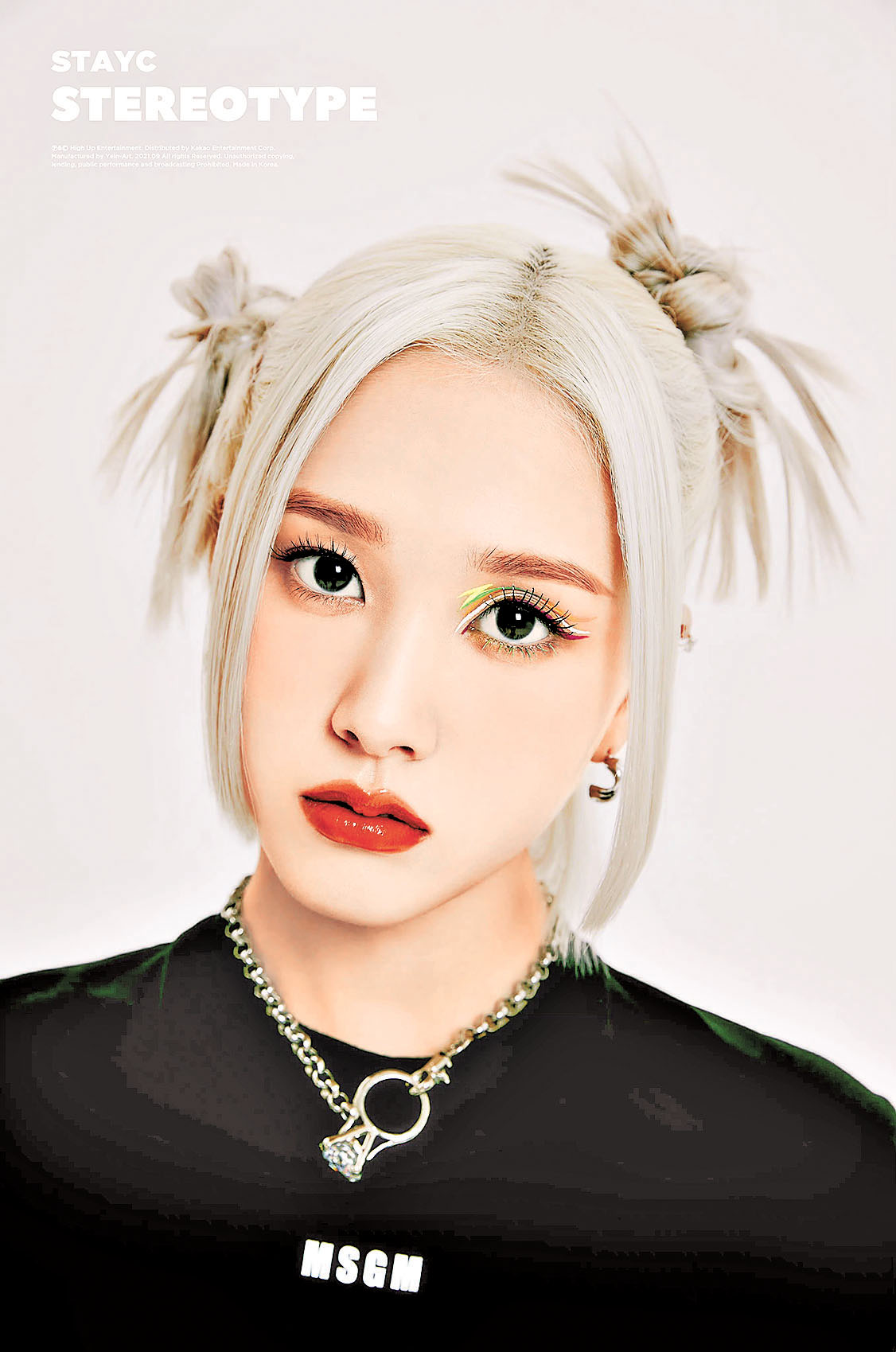 ■STAYC的成員J畫上大膽混色眼線。