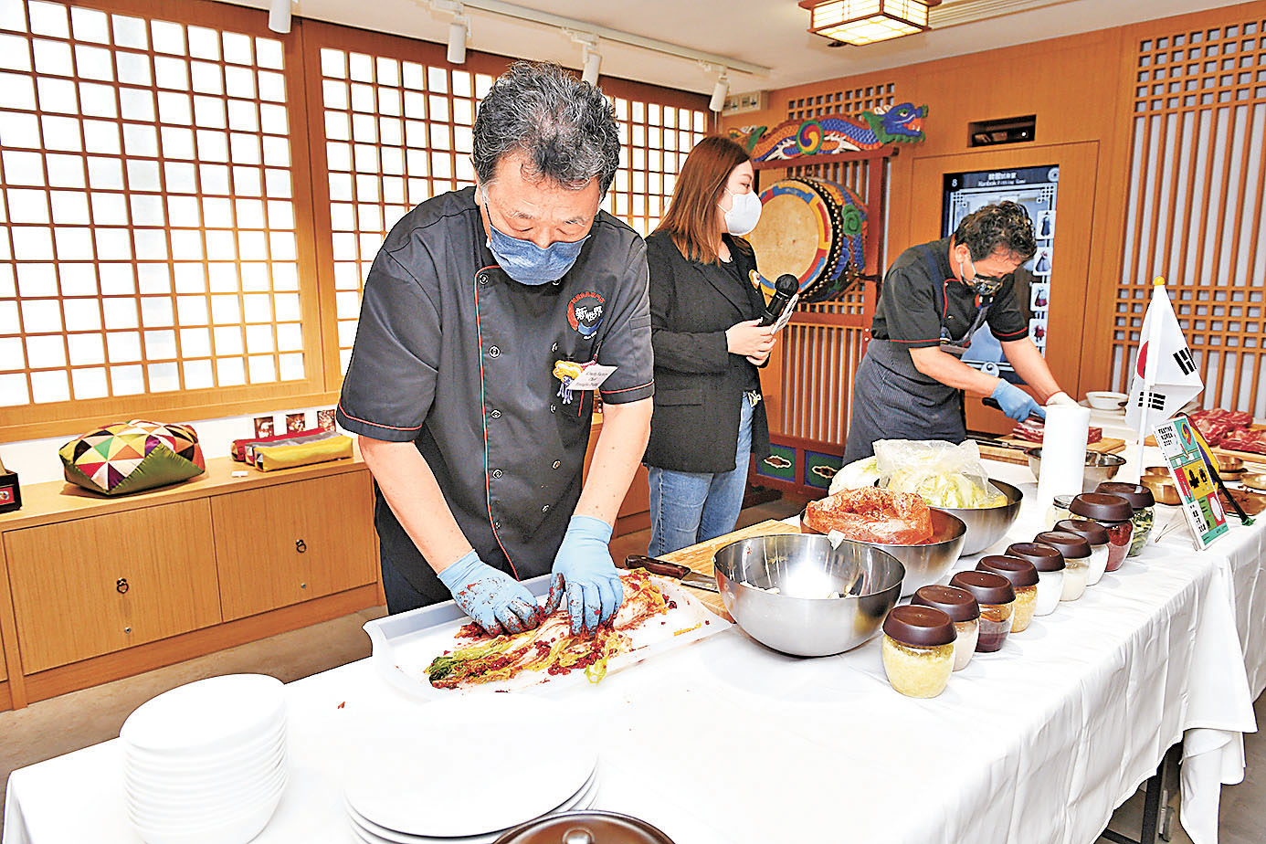 ■朴永鎬教煮韓食。