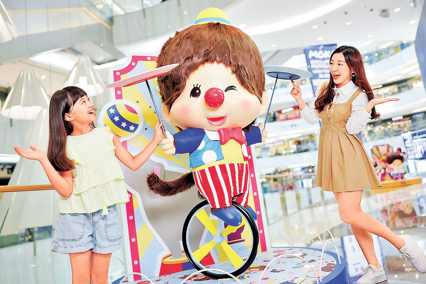 ■Monchhichi雜技員表演腳踏單輪車、轉碟。