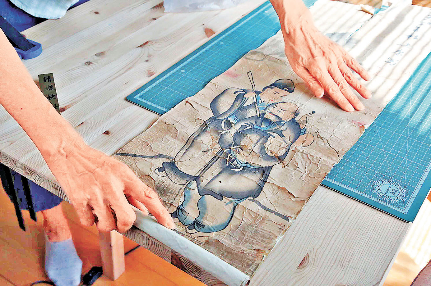 ■李瑞雲堅持採用舊式方法修復古籍。