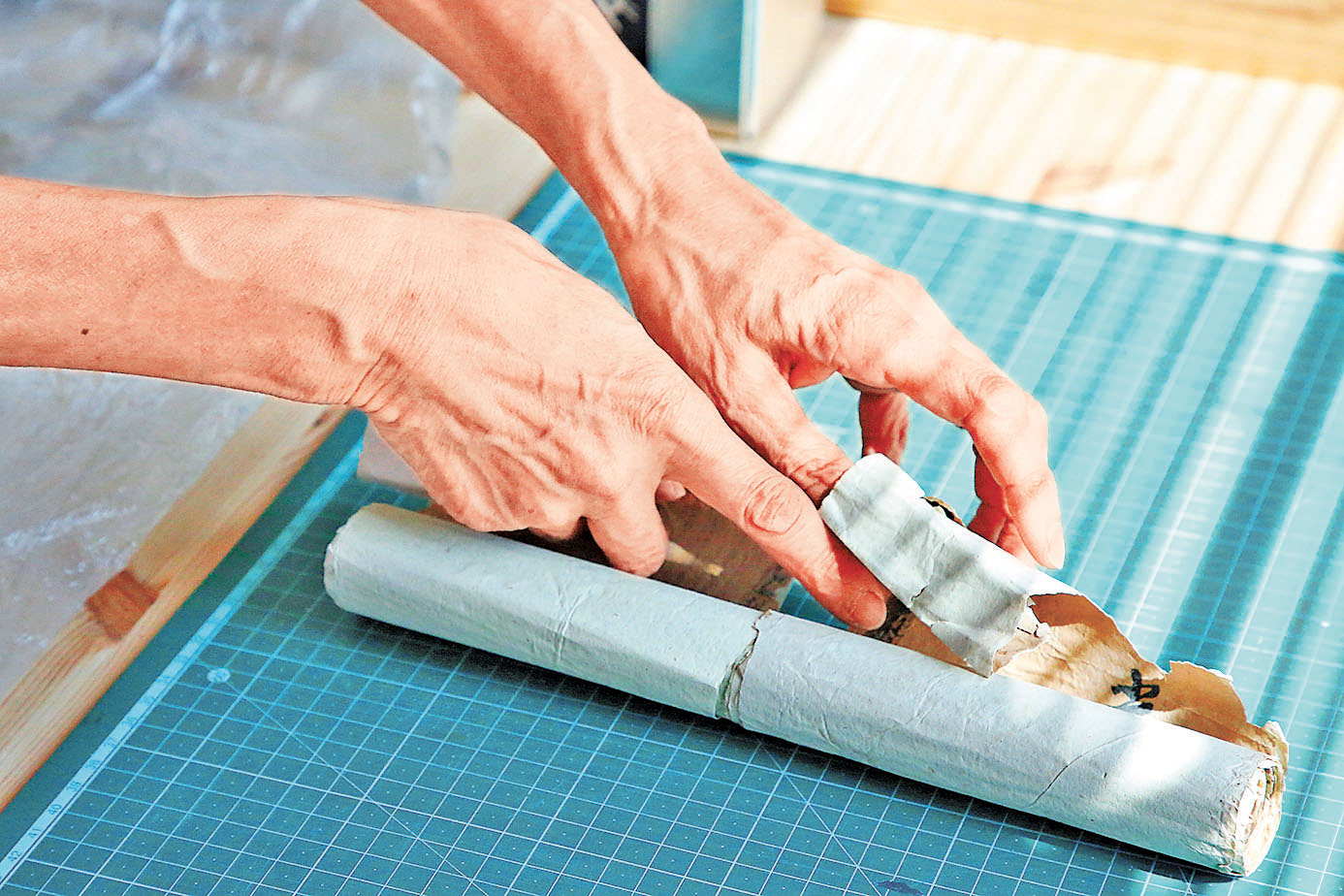 ■修復古籍過程講求耐心與細心。