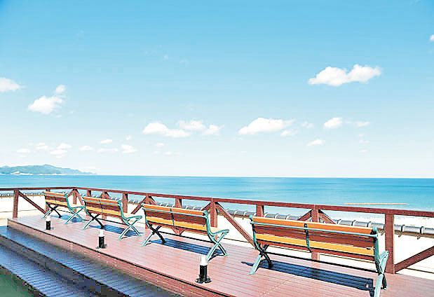 ■沿住海岸邊的散步道設有不少長椅。
