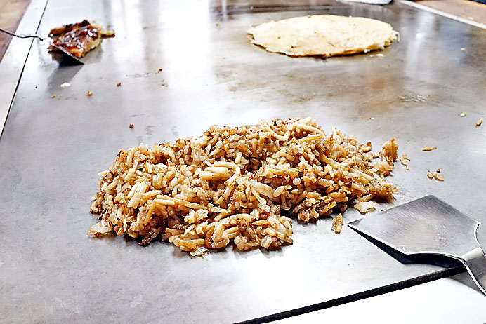 ■鐵板炒飯加上菜和牛筋，更惹味。