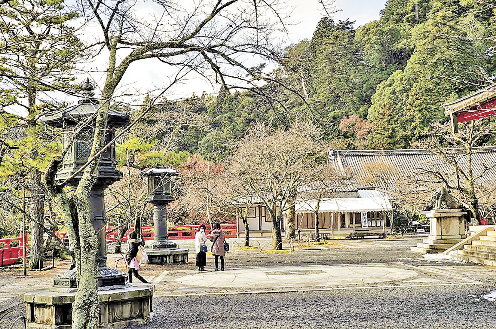 ■鞍馬寺大殿前的廣場地面所見的圓心，據說是傳說中的能量點，不妨去感受一下能量有幾大。
