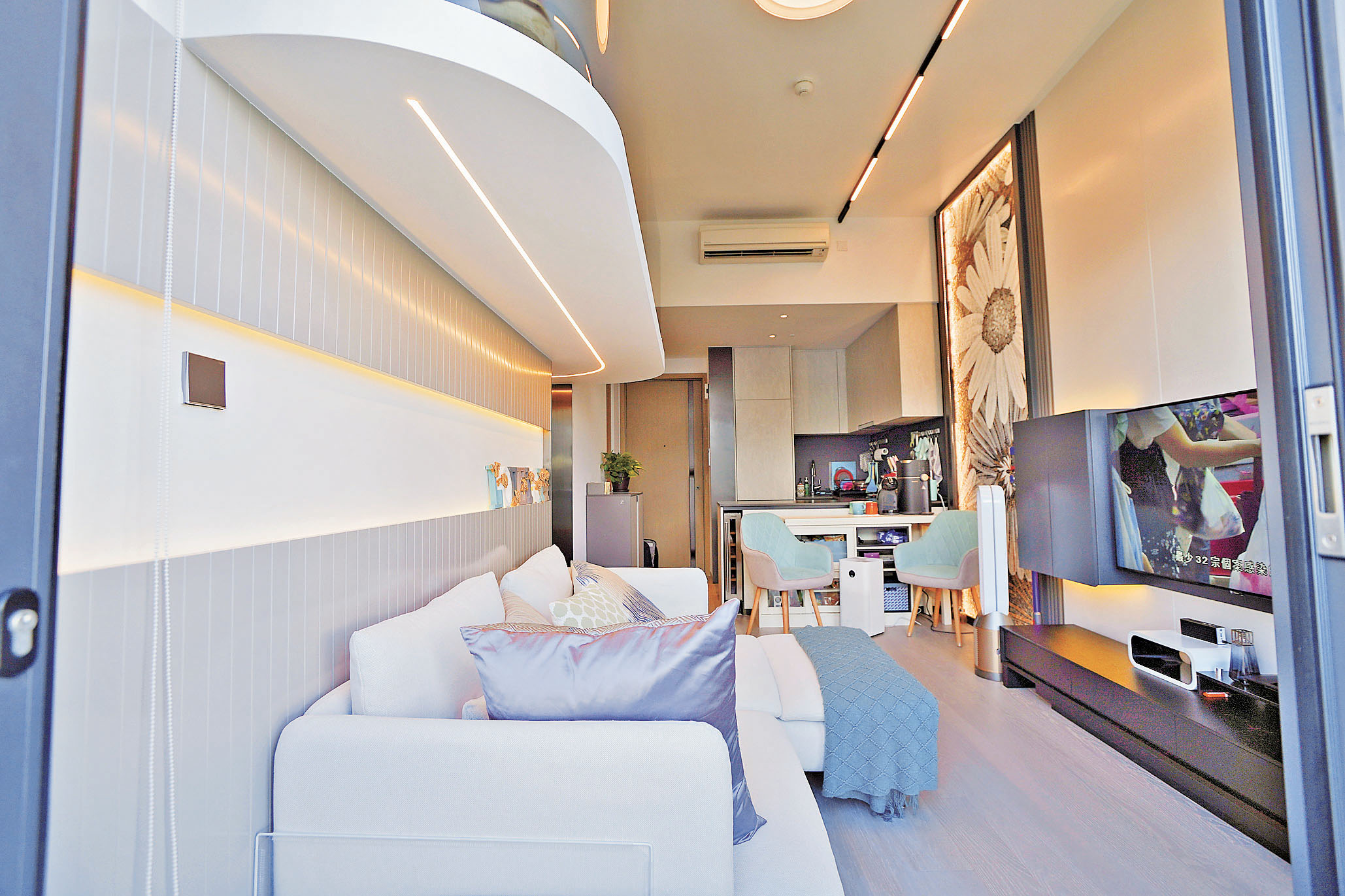 ■長方形大廳可放置3座位梳化，配以柔和的燈飾，予人舒適的感覺。