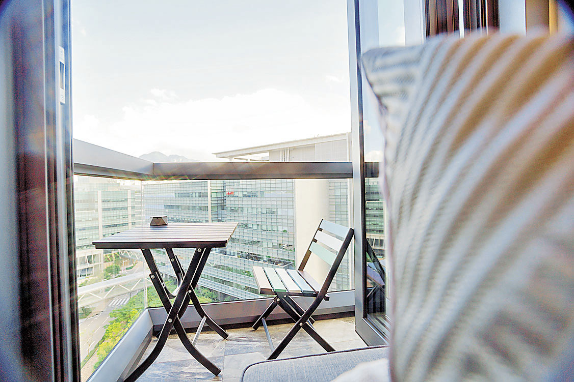 ■單位的小露台面對香港科學園，並可遠眺吐露港景致。