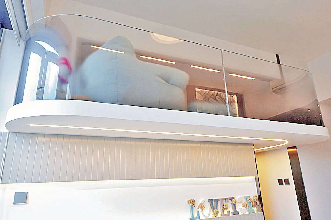 ■設計師將閣樓打開，打造一間室內露台，睡房空間由一房擴大至兩房。