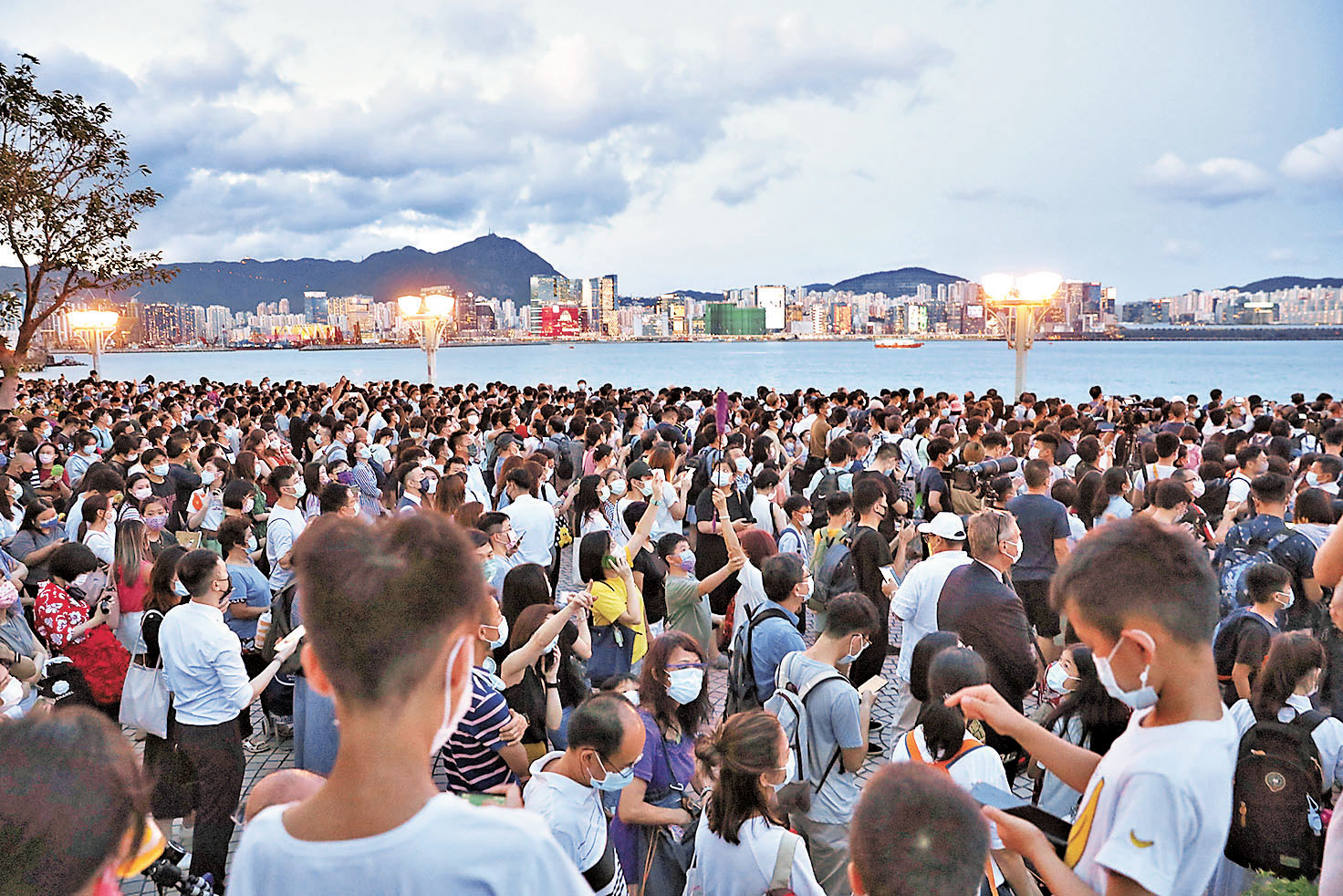 ■市民以往湧去一睹月偏食景象。 資料圖片