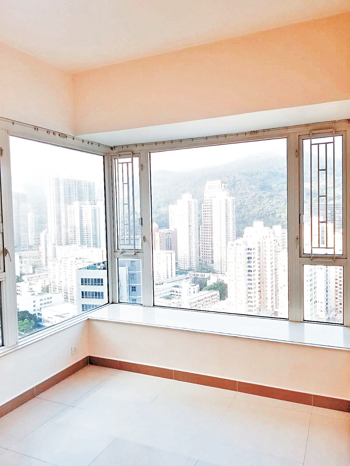 ■單位主人房有兩邊窗台,望樓景及山景。