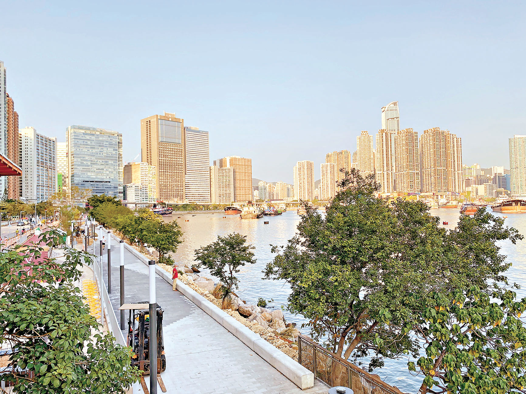 ■荃灣海濱海堤引入「斜坡海堤石壆設計」，拉近遊人和水體間的距離。