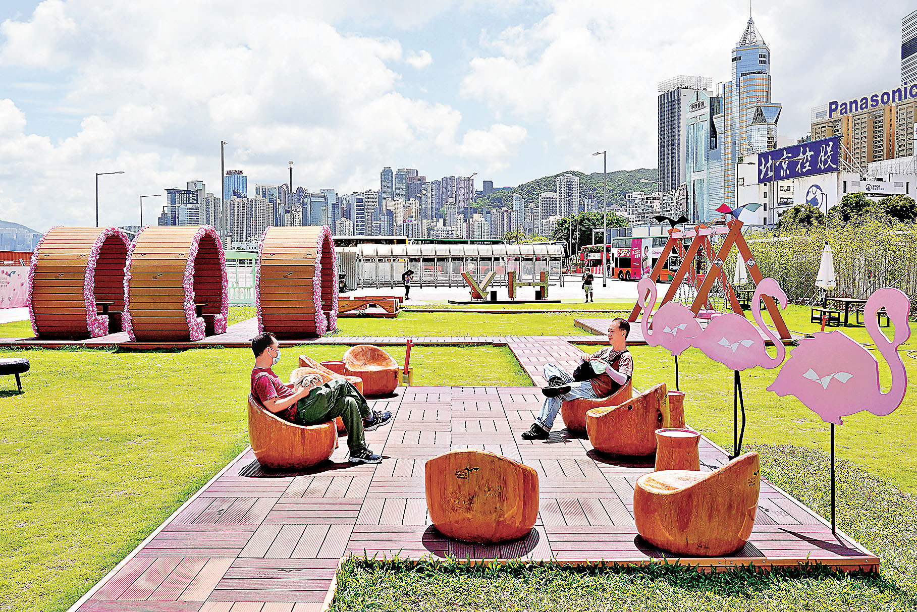 ■灣仔海濱休閒站在草坪上擺放了各式各樣的蔭棚、座椅和韆鞦。