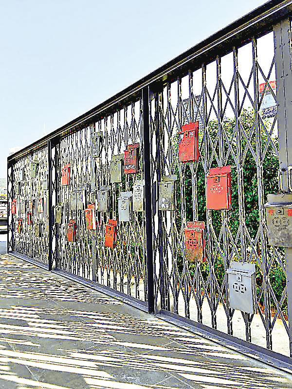 ■鐵閘上掛着色彩鮮明的信箱，為遊人提供「打卡位」。