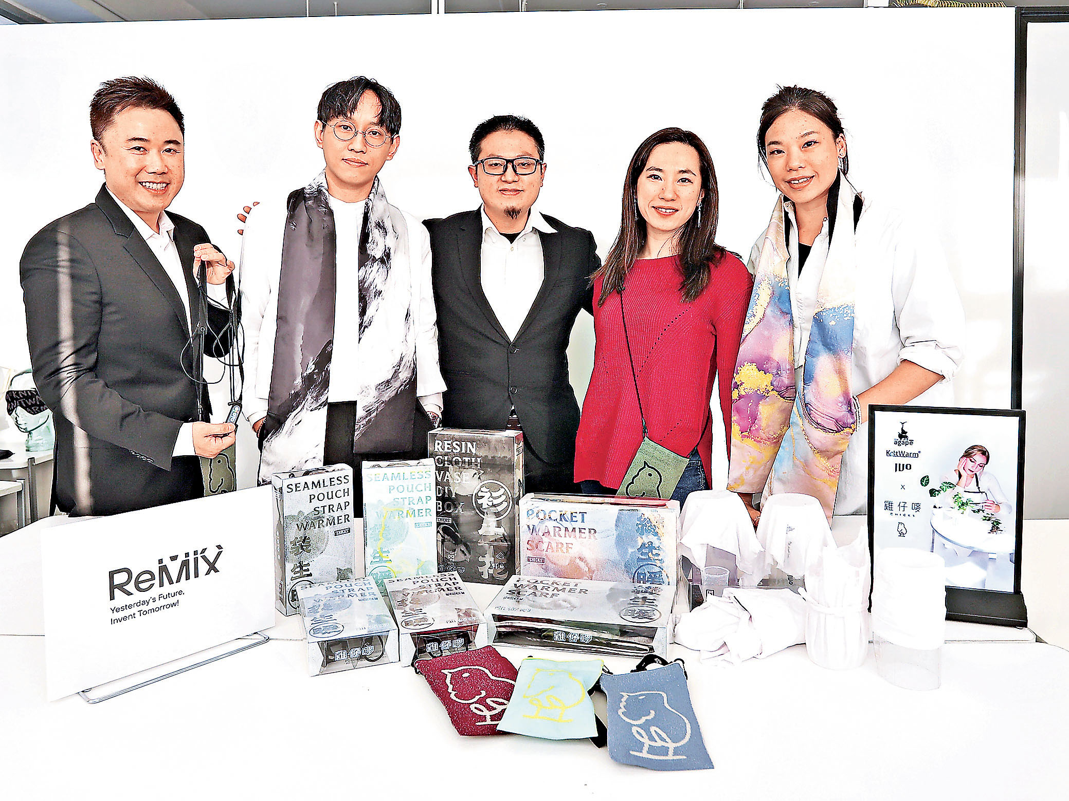 ■雞仔嘜第4代傳人譚天逸（右一起）及譚天韻，與本地設計師郭志雄（左一起）、張滙希及司徒力勤合作擦出火花。