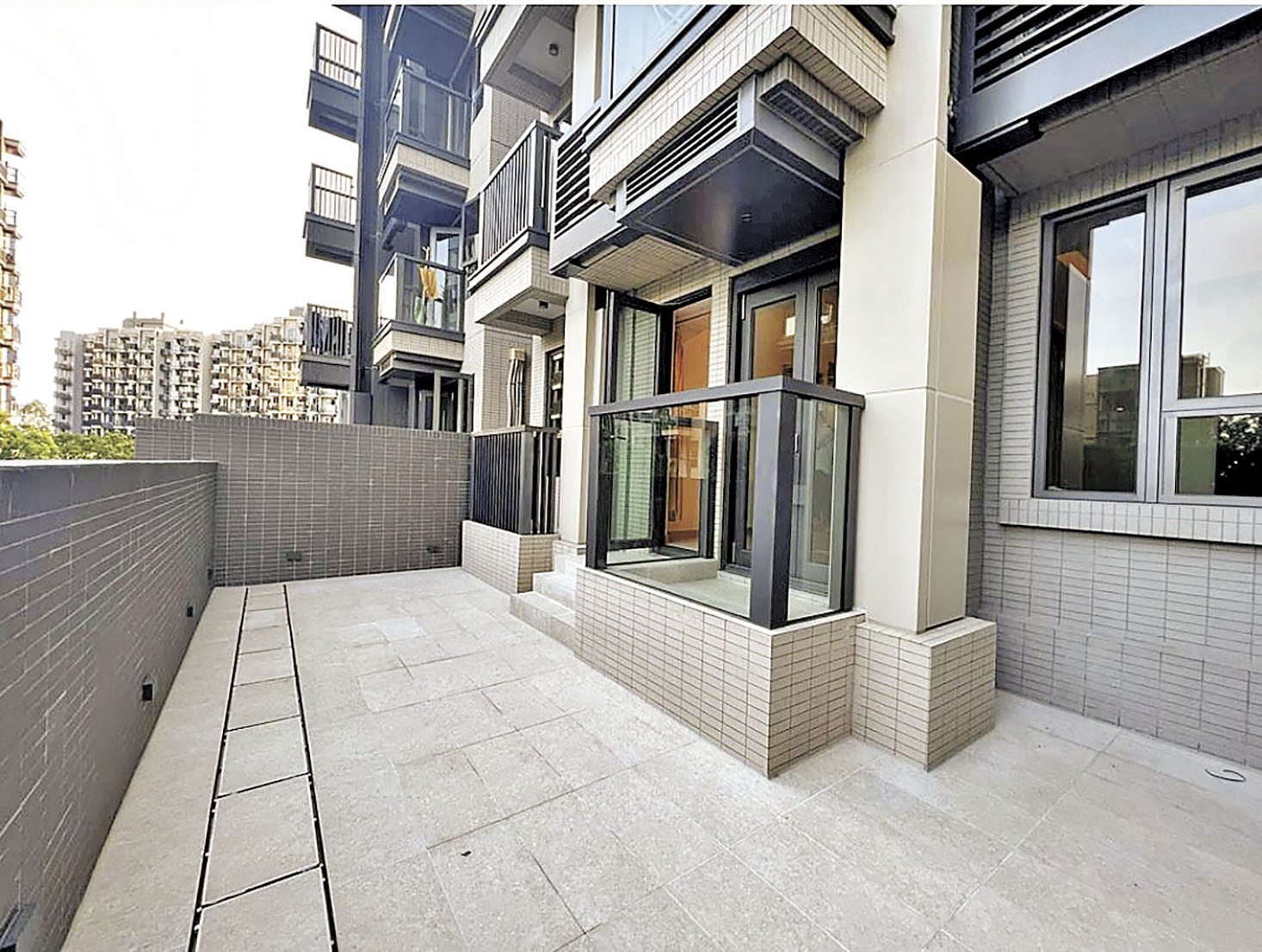 ■單位連200呎私家花園。