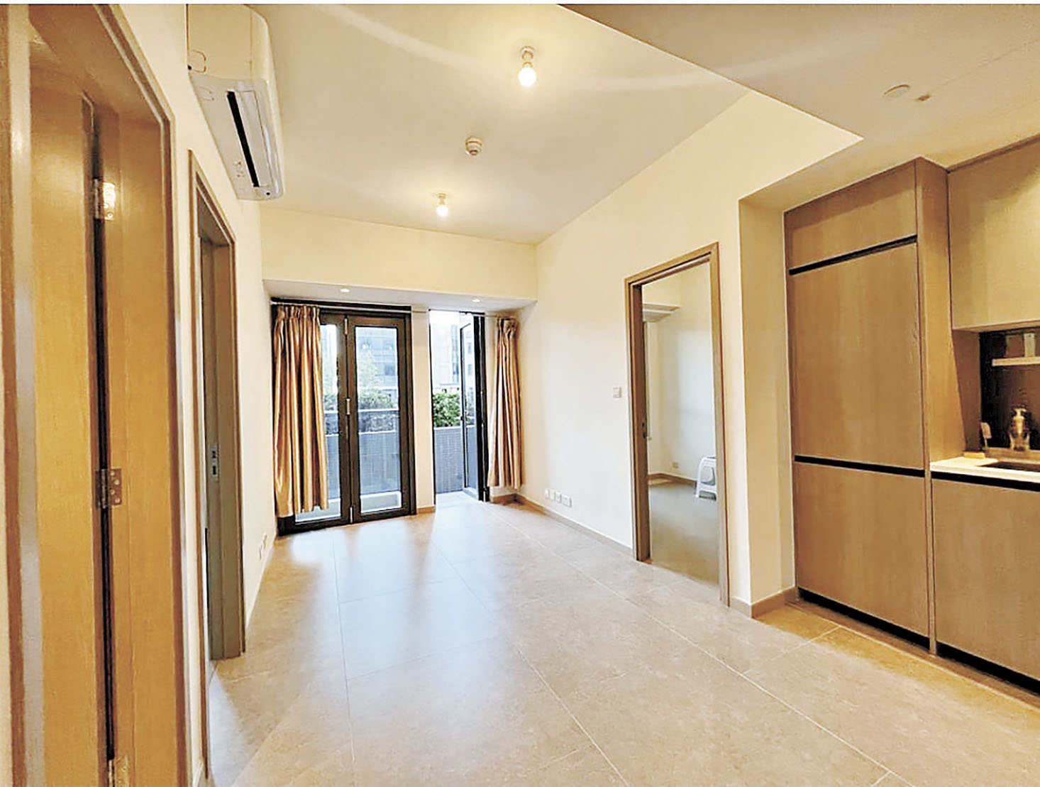 ■長方形大廳直達露台和私家花園。