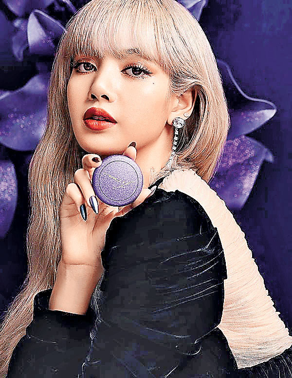 ■閃爍的紫色包裝配上Lisa簽名。