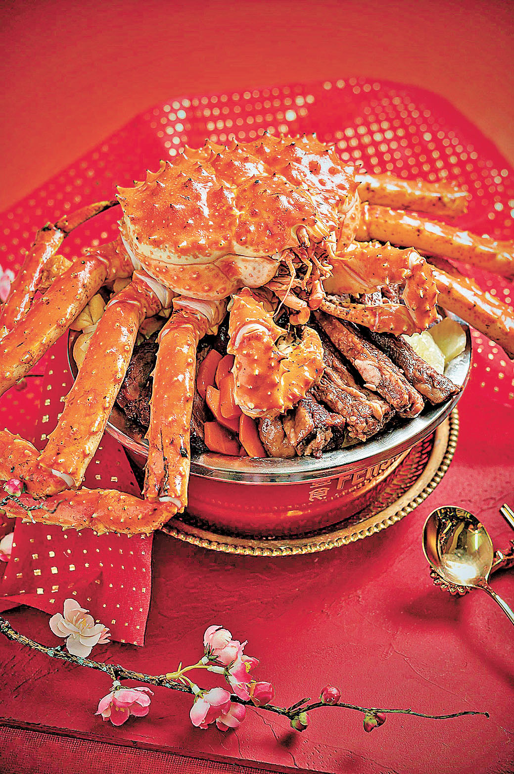 ■豐食推出「帝王蟹M9和牛慶典豐食盆菜」(4-6人)，現優惠價1,652元。