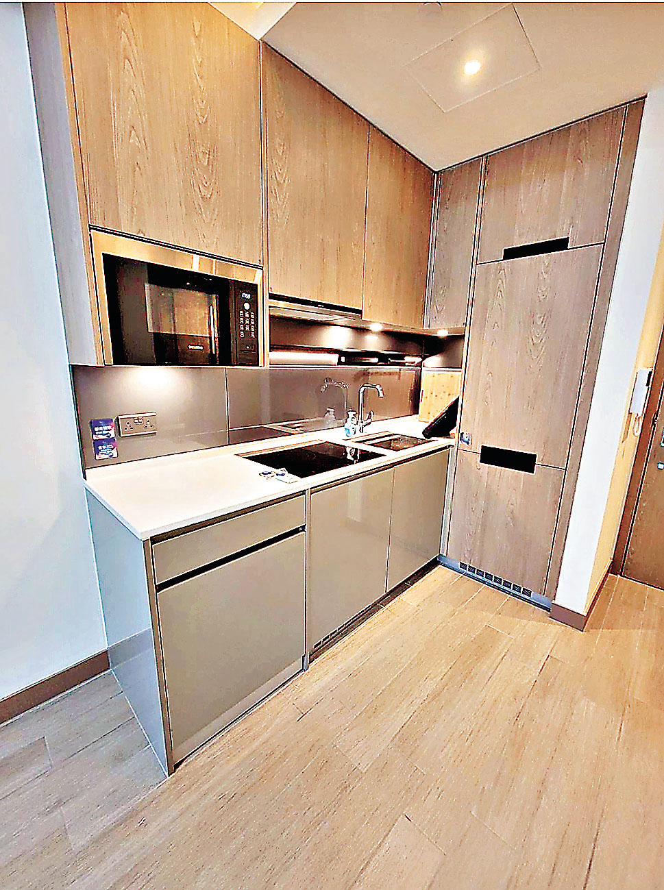 ■開放式廚房採用電磁爐煮食。