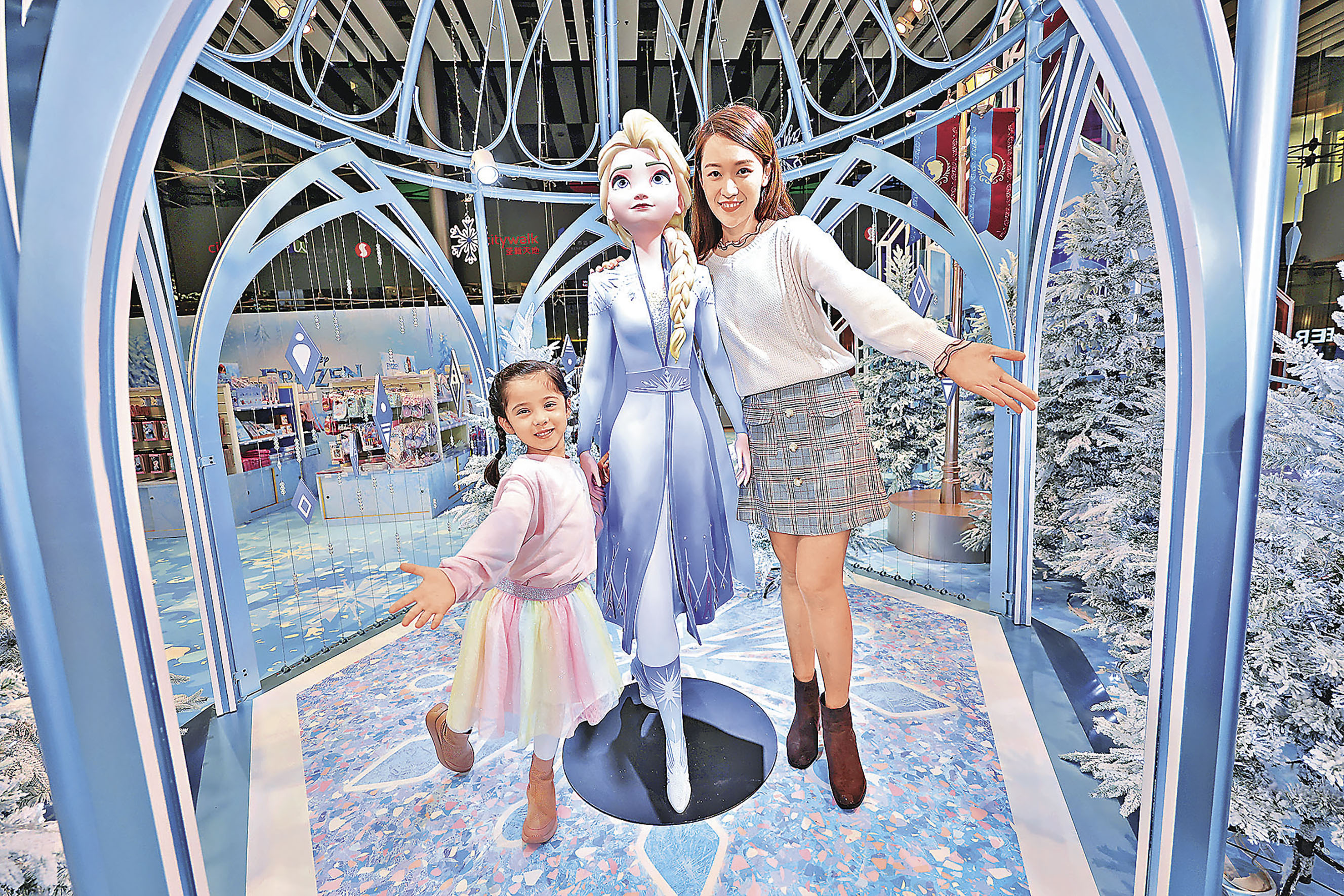 ■愛莎女王塑像在城堡前與大家見面。