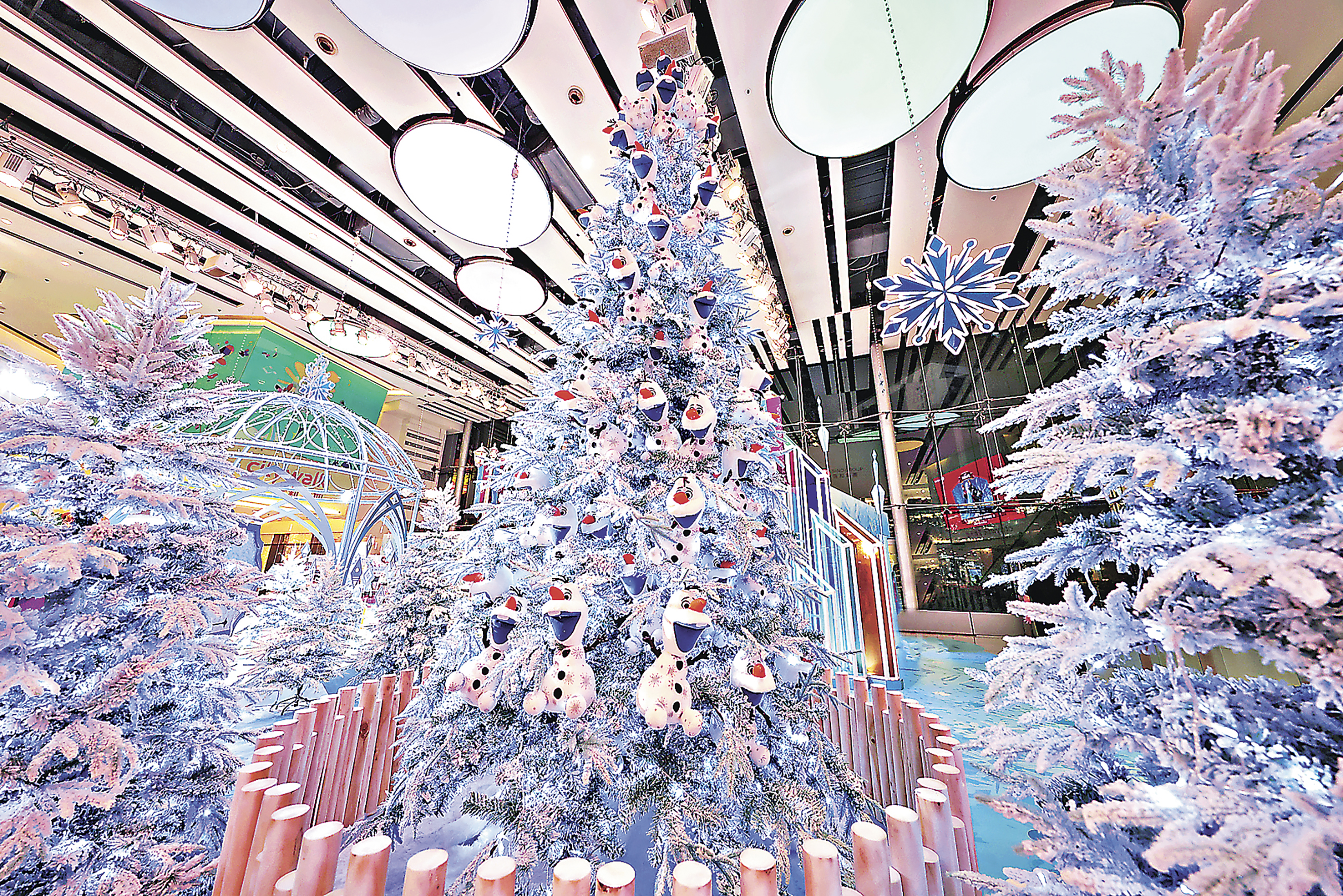 ■「小白許願樹」掛滿過百個可愛雪人。