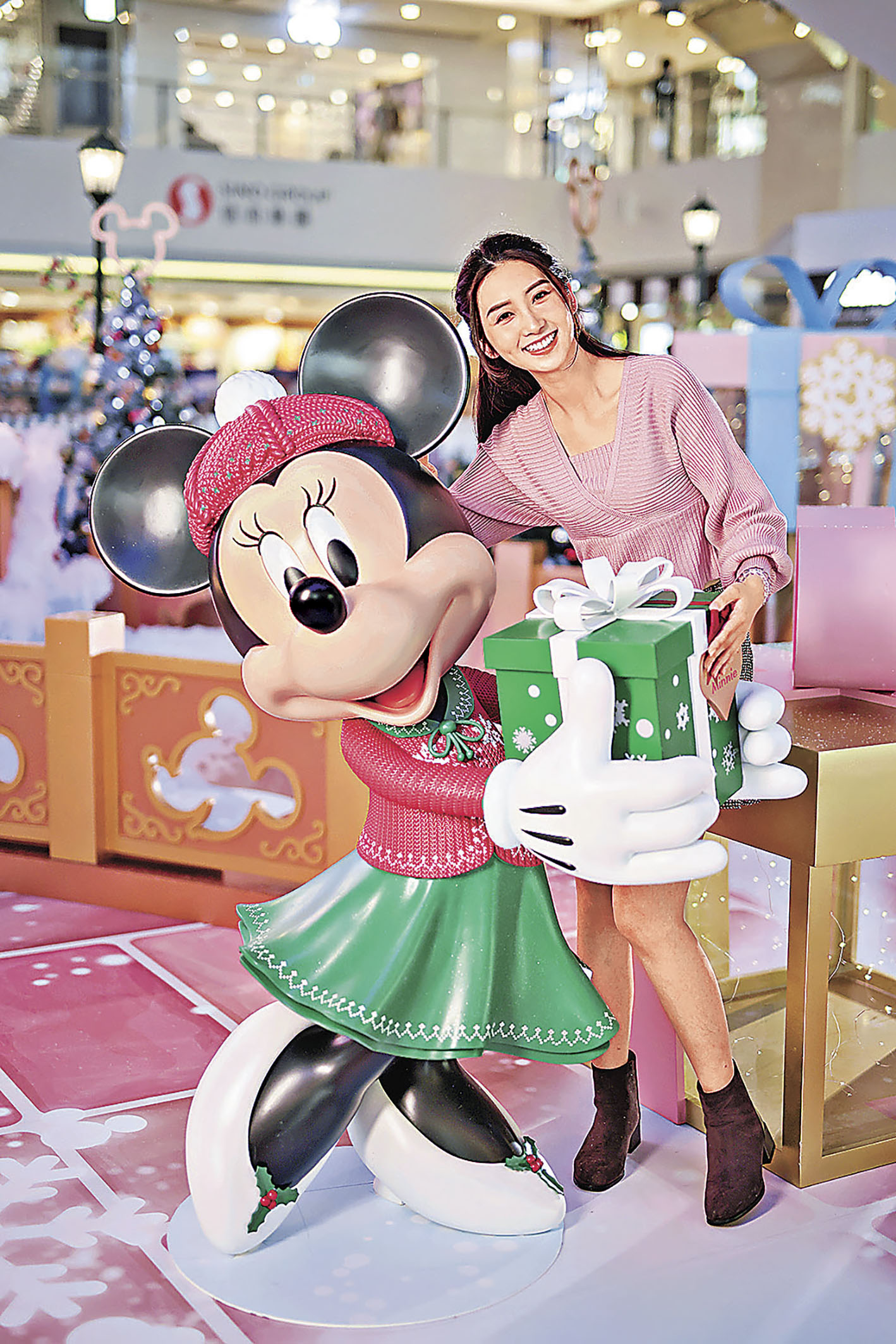 ■人見人愛的米妮換上聖誕裝扮。