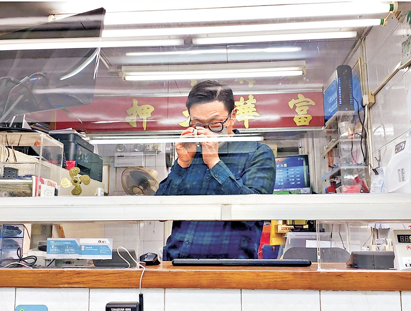 ■富華大押負責人鍾先生正在鑑定客人典當的名錶。