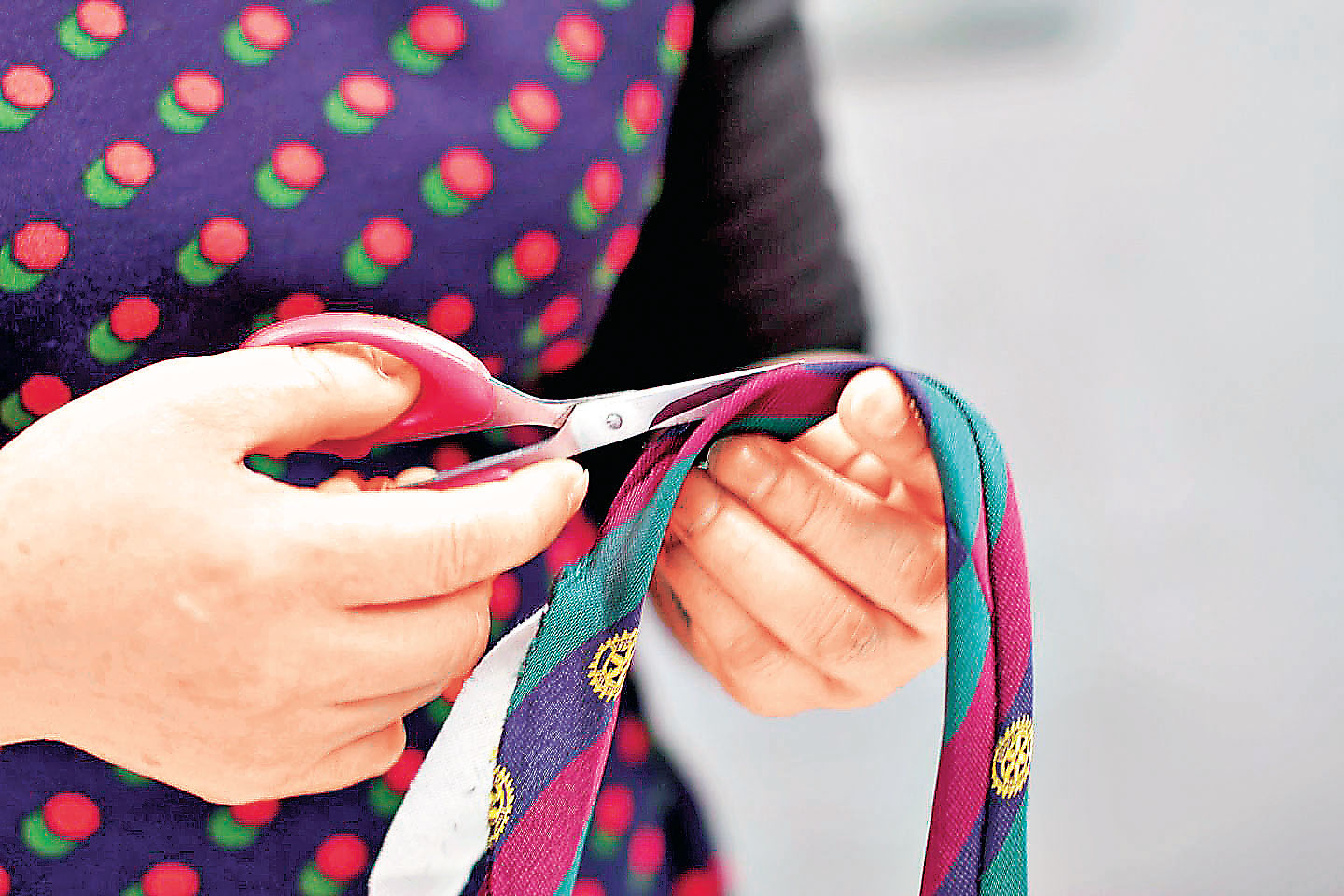 ■一班「縫紉媽媽」把領帶升級再造。