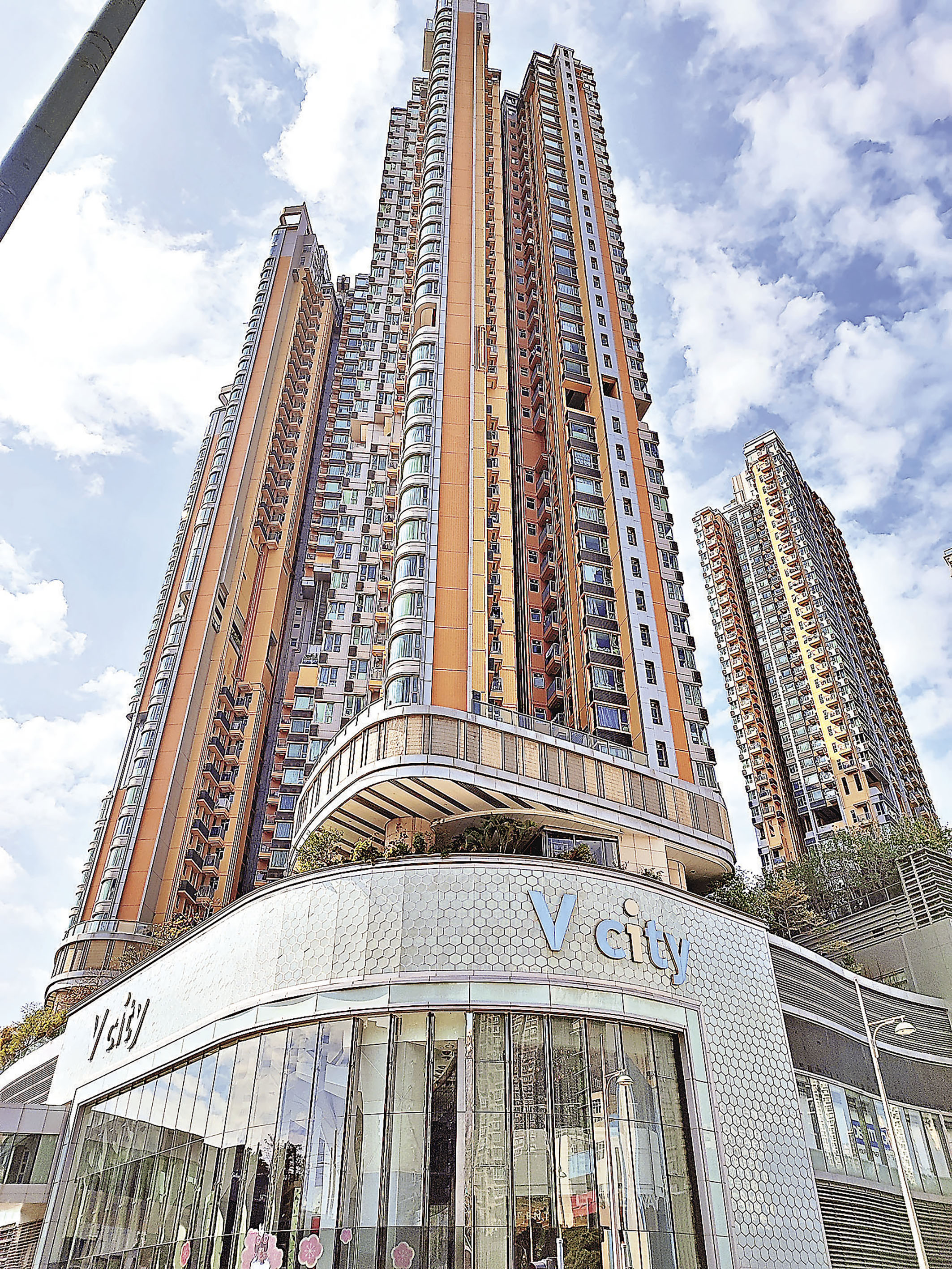 ■瓏門連接基座及地下商場V-City。