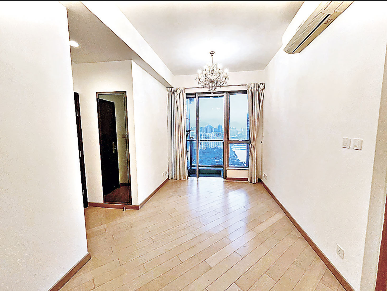 ■長方形客飯廳。