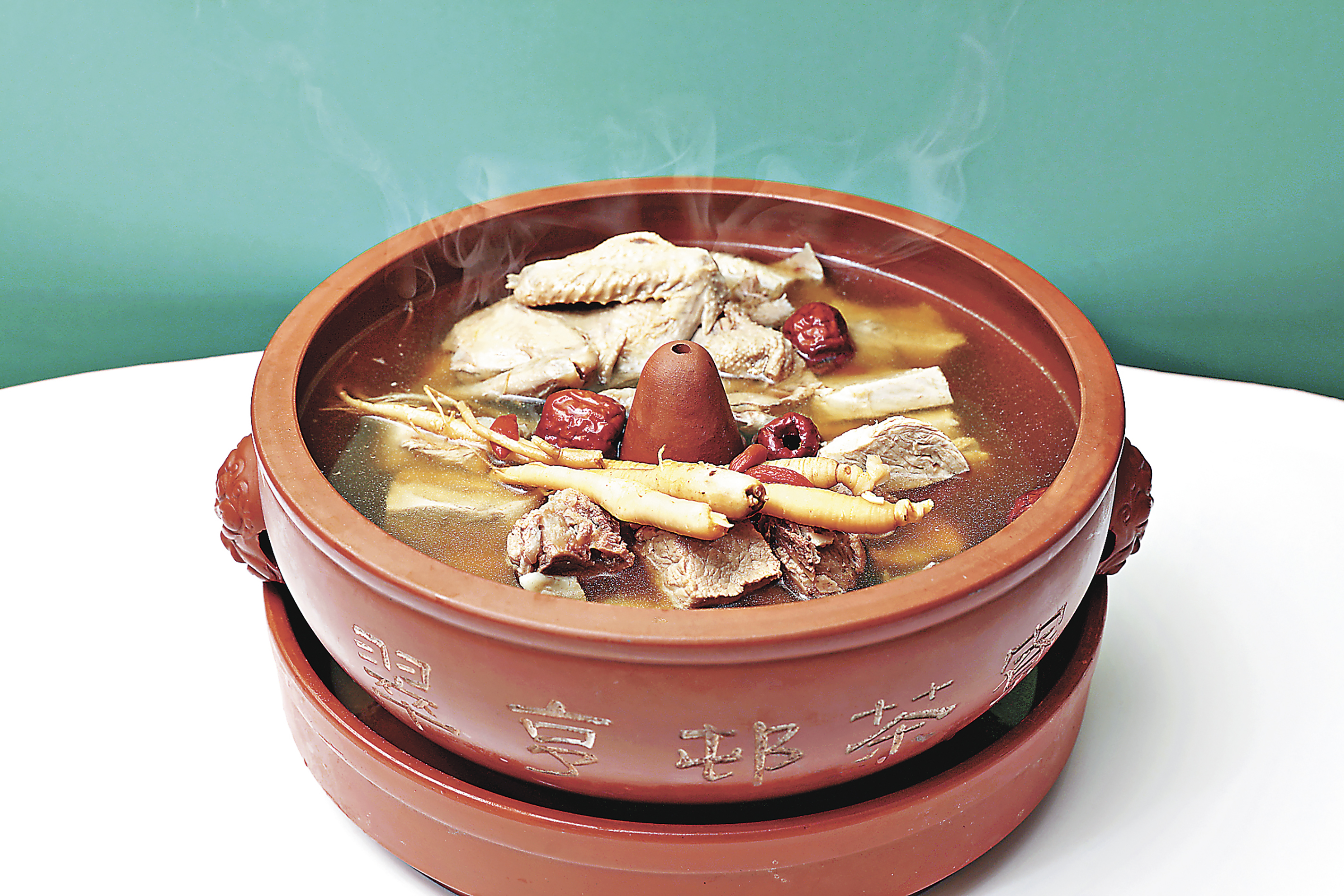 ■鮮人參氣鍋燉乳鴿。