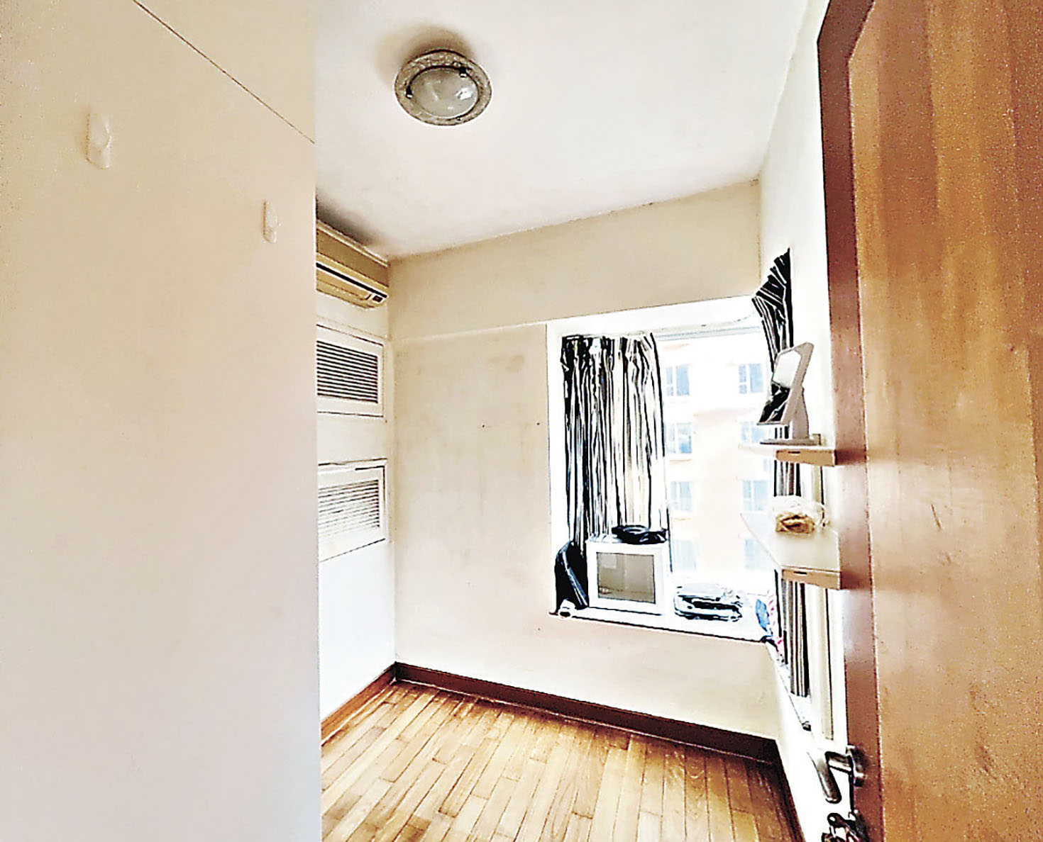 ■客房雖小，但仍有正面及側面小窗戶。