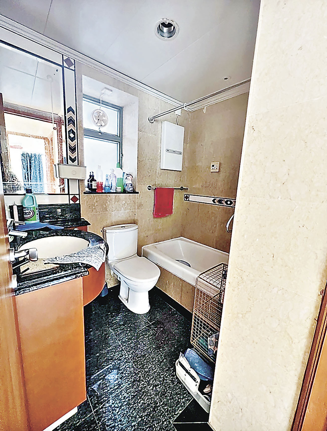 ■洗手間設有浴缸。