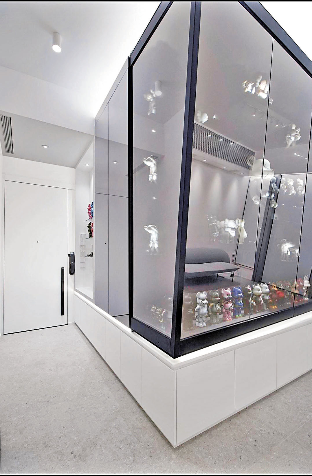 ■戶主訂製的收藏品玻璃飾櫃。