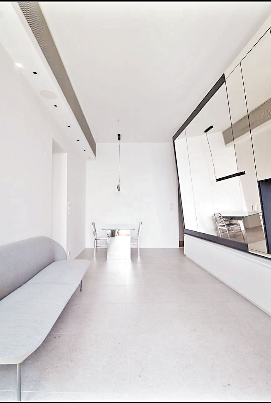 ■長方形大廳，色調以白色為主。