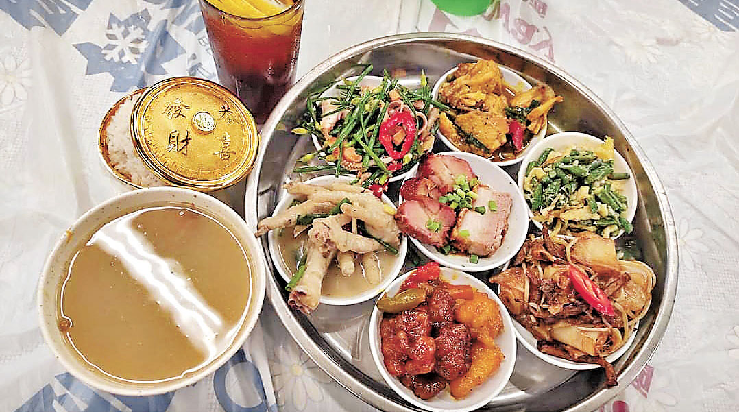 ■密密食自選多餸飯首創一盤最多裝9個餸。