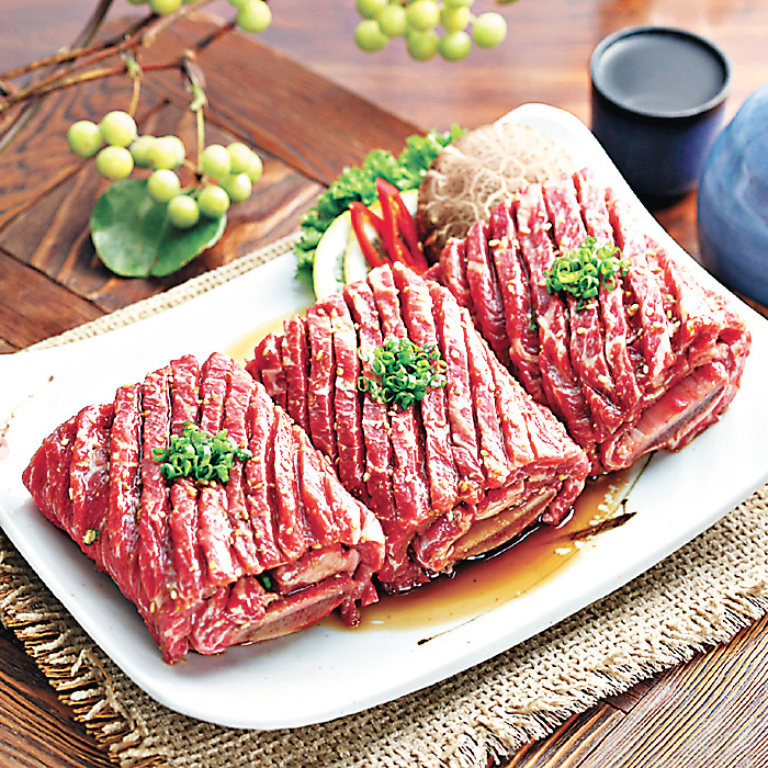 ■新世界韓國食品專門店的醬醃牛排骨。