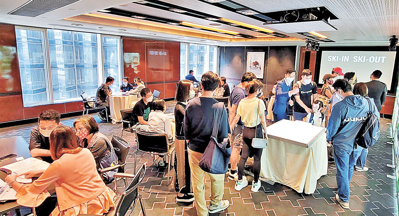 ■日本住宅展銷會擠滿了趁日圓低水入市的港人。