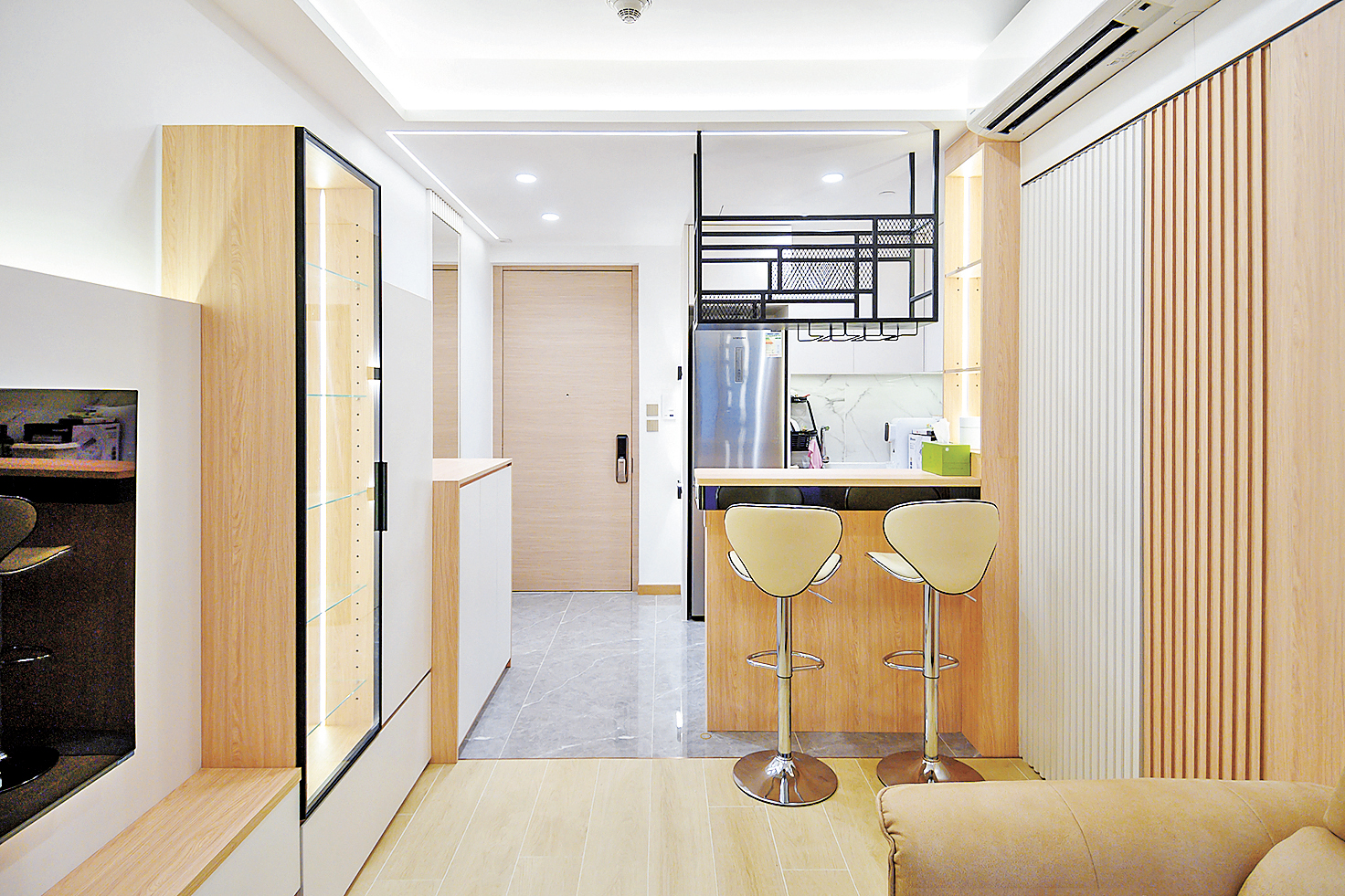 ■開放式廚房大變身，加設了一張吧枱，戶主一邊嘆紅酒，一邊用膳。