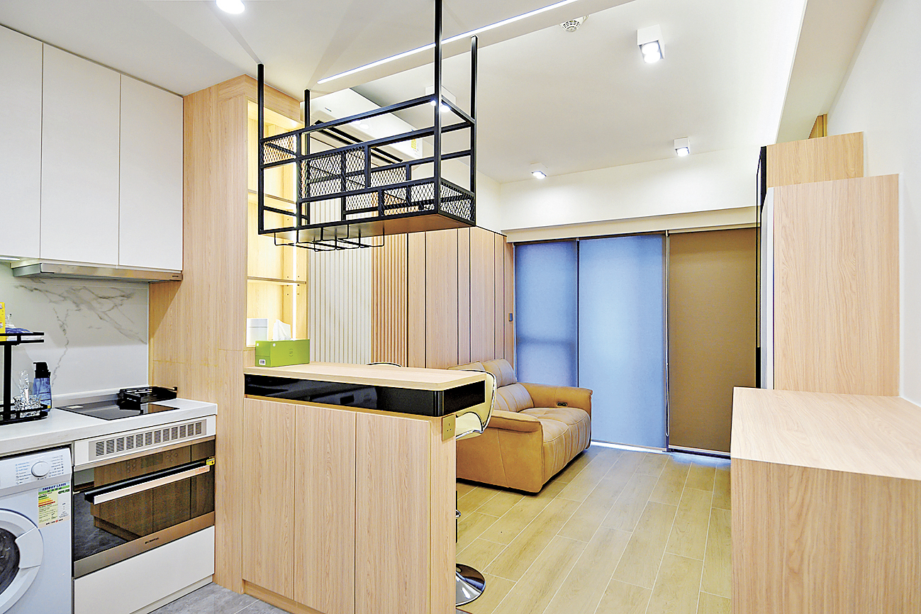 ■客飯廳均以木製傢具襯托，牆身也鋪上木條紋裝飾。