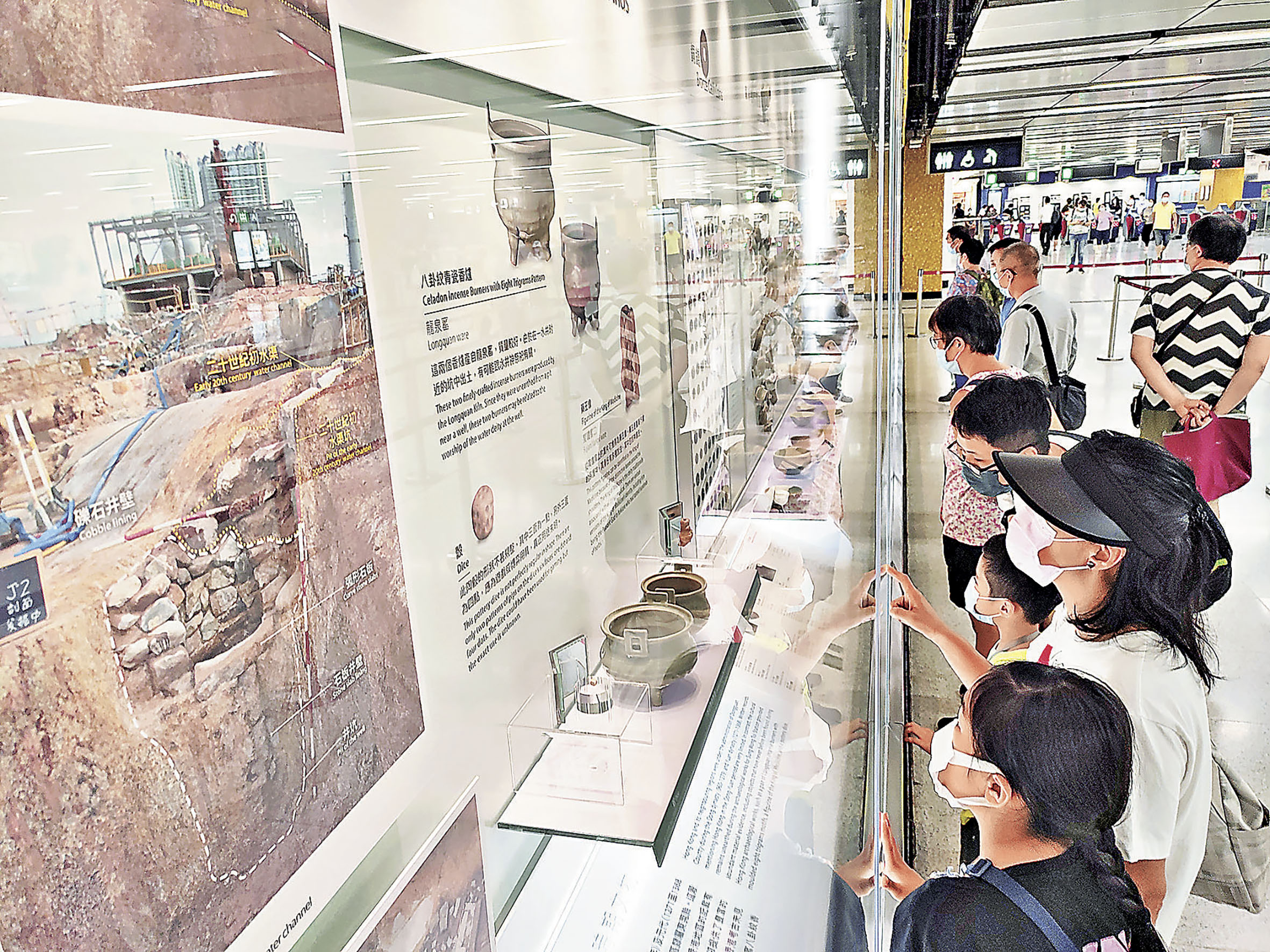 ■宋皇臺站內展示的文物，吸引不少乘客駐足觀賞。